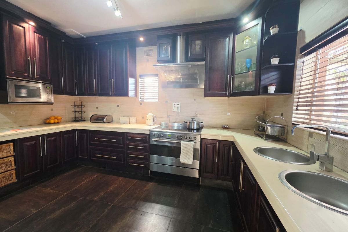 Charming 3-Bedroom Family Home with Spacious Yard - Photo 2