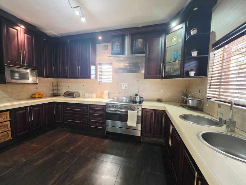 Charming 3-Bedroom Family Home with Spacious Yard - Photo 2