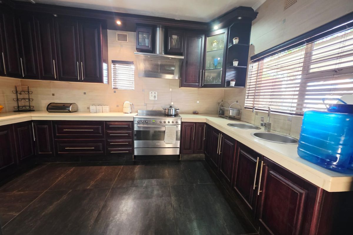 Charming 3-Bedroom Family Home with Spacious Yard - Photo 3