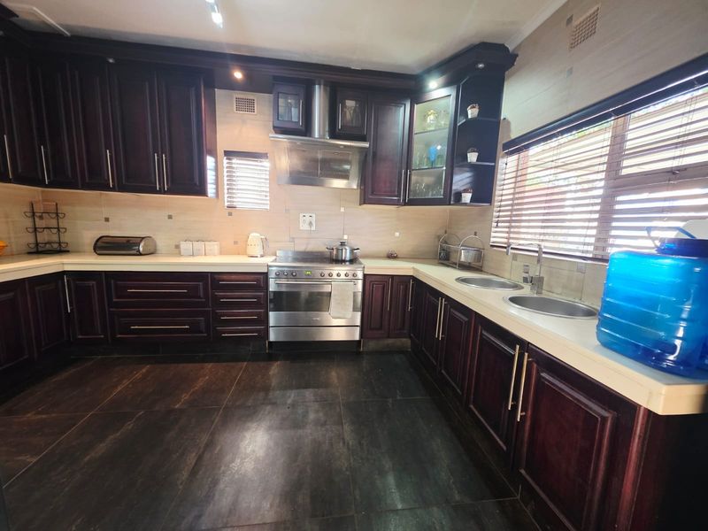 Charming 3-Bedroom Family Home with Spacious Yard - Photo 3