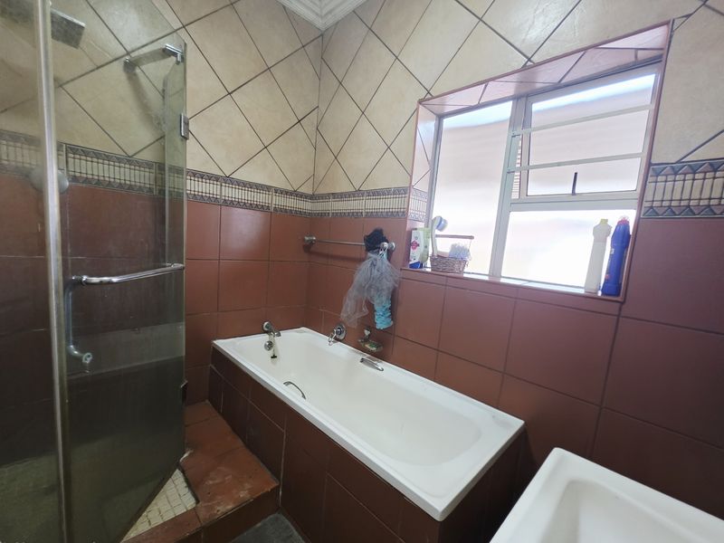 Charming 3-Bedroom Family Home with Spacious Yard - Photo 8