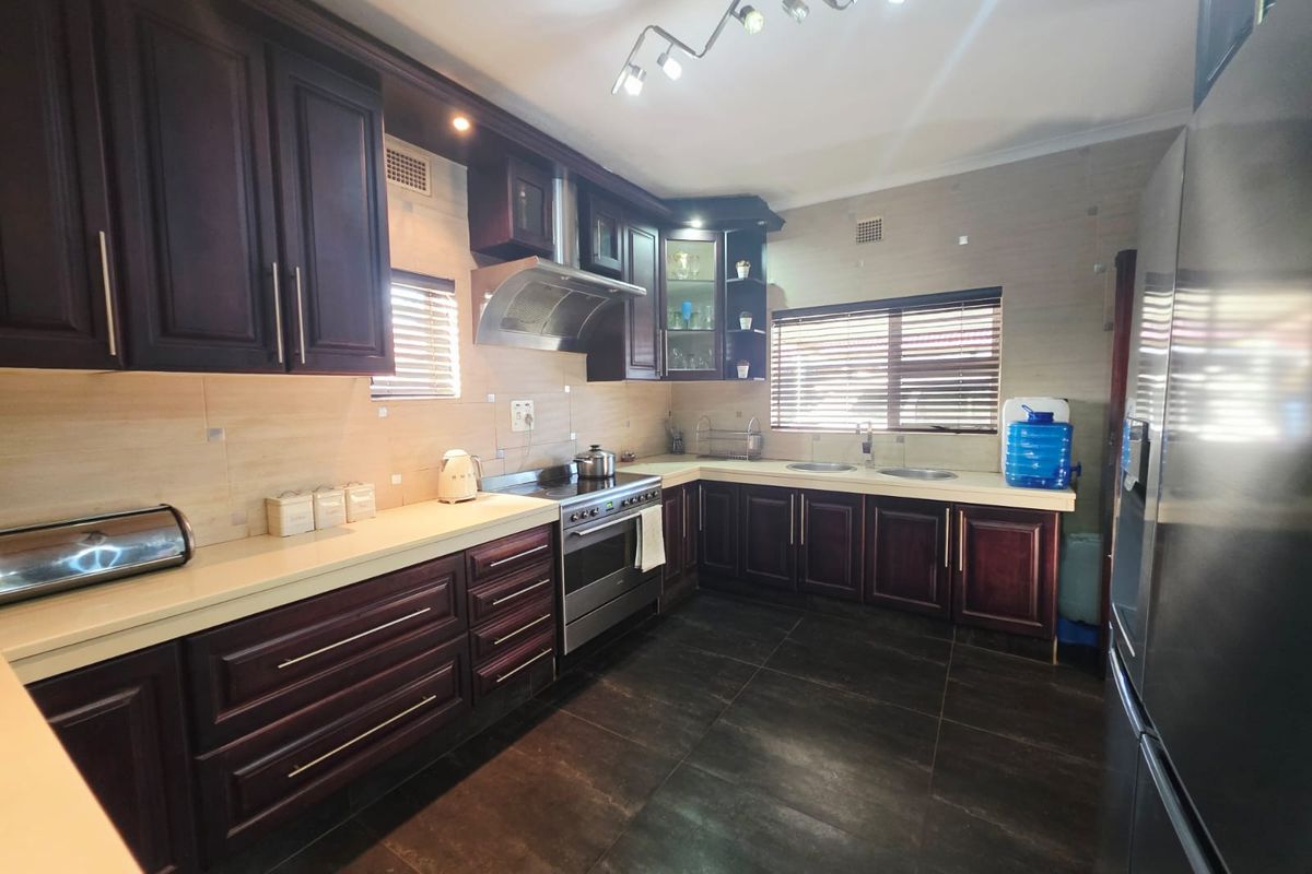 Charming 3-Bedroom Family Home with Spacious Yard - Photo 4