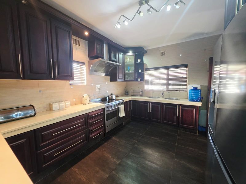 Charming 3-Bedroom Family Home with Spacious Yard - Photo 4