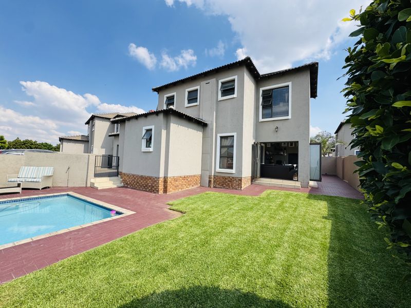 Chic, Spacious & Family-Ready – The Lifestyle You’ve Been Waiting For - Photo 2