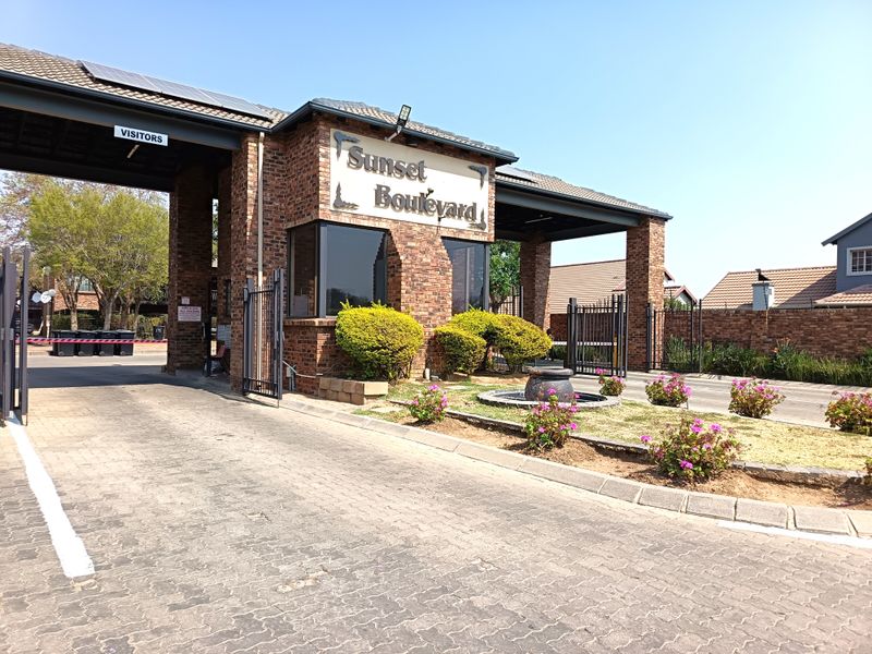 Modern 2-Bed in Secure Sonneveld Complex - Moderne 2-Slaapkamer in Veilige Sonneveld-Kompleks - Photo 2