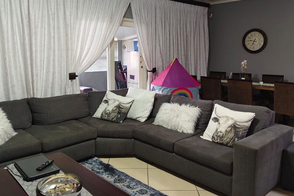 ✨ Elegant 3-Bedroom Residence in a Prestigious Secure Estate ✨ - Photo 4