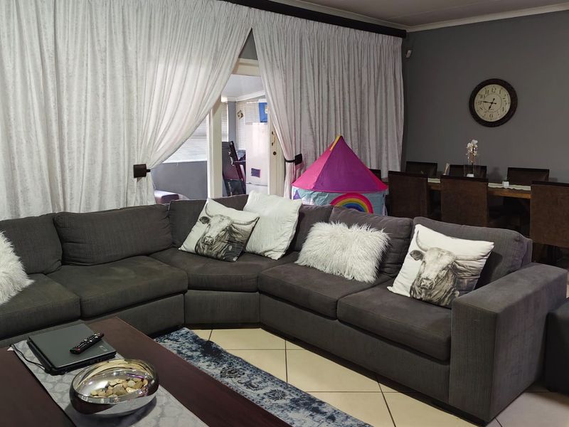 ✨ Elegant 3-Bedroom Residence in a Prestigious Secure Estate ✨ - Photo 4