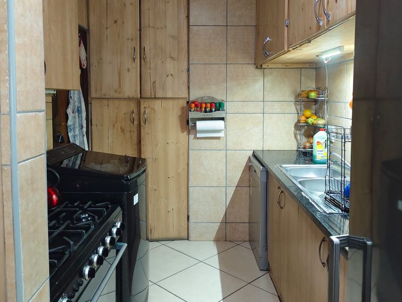 ✨ Elegant 3-Bedroom Residence in a Prestigious Secure Estate ✨ - Photo 3