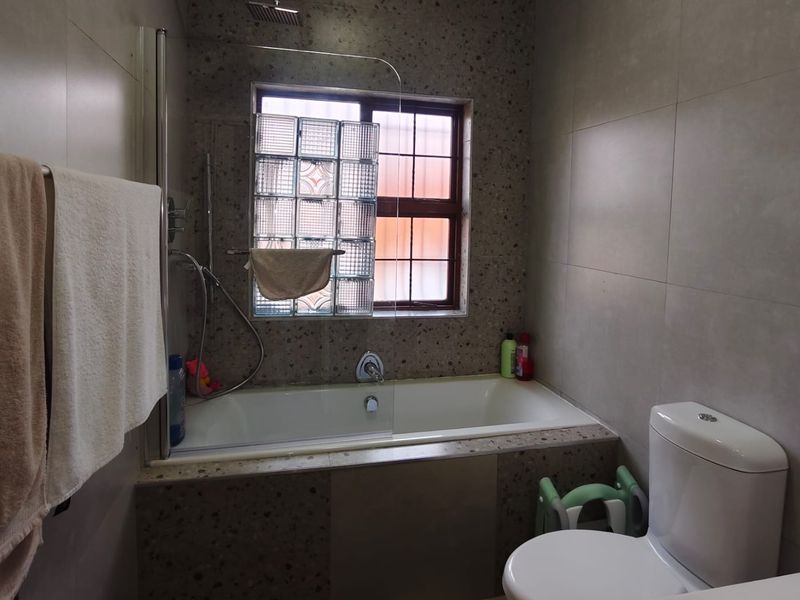 ✨ Elegant 3-Bedroom Residence in a Prestigious Secure Estate ✨ - Photo 9