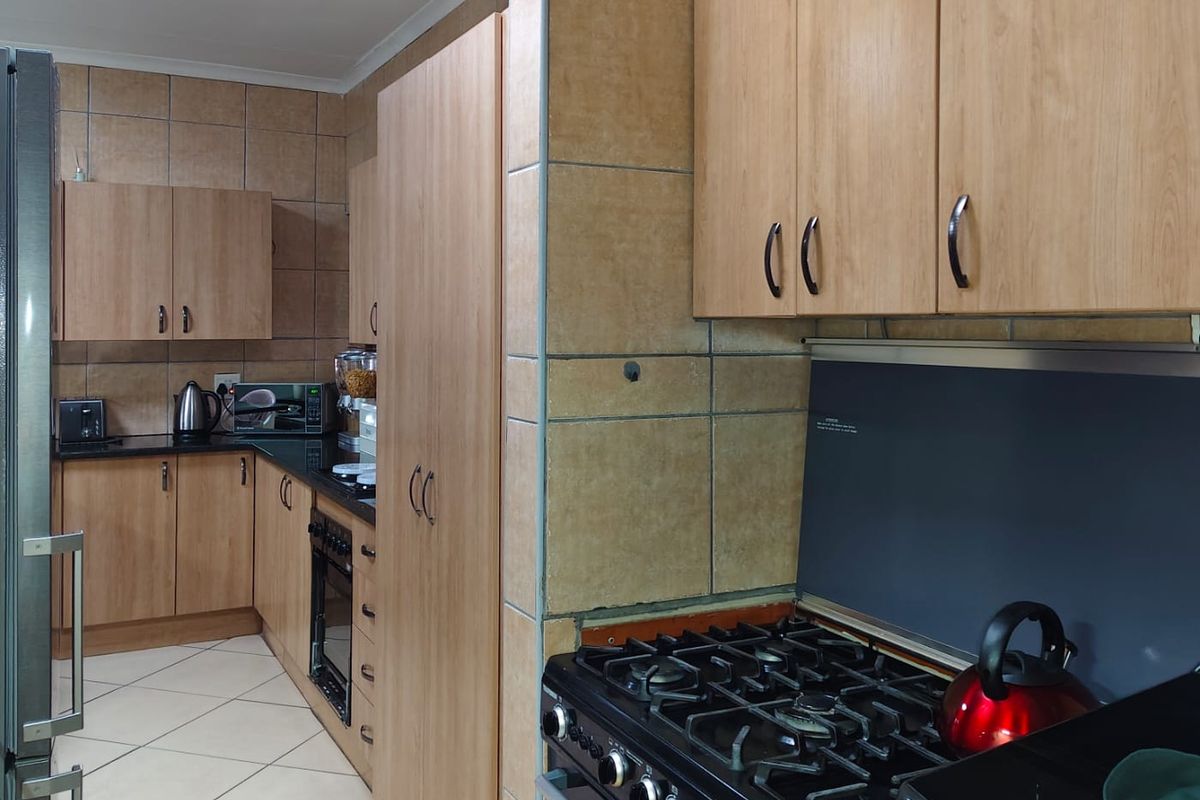 ✨ Elegant 3-Bedroom Residence in a Prestigious Secure Estate ✨ - Photo 2