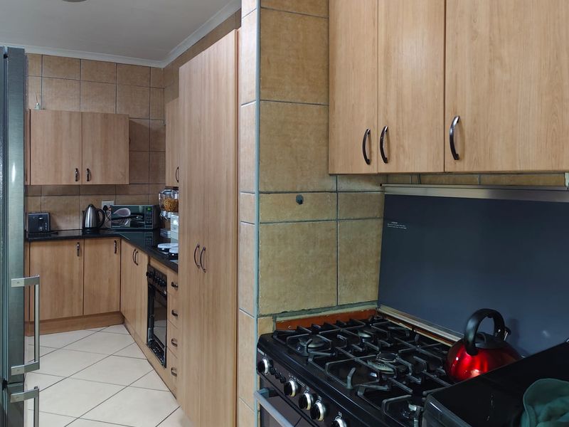 ✨ Elegant 3-Bedroom Residence in a Prestigious Secure Estate ✨ - Photo 2