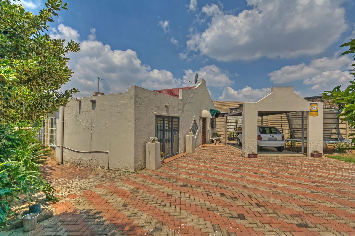 Freestanding value: Well sized stand, Single carport, move-in ready - Photo 2
