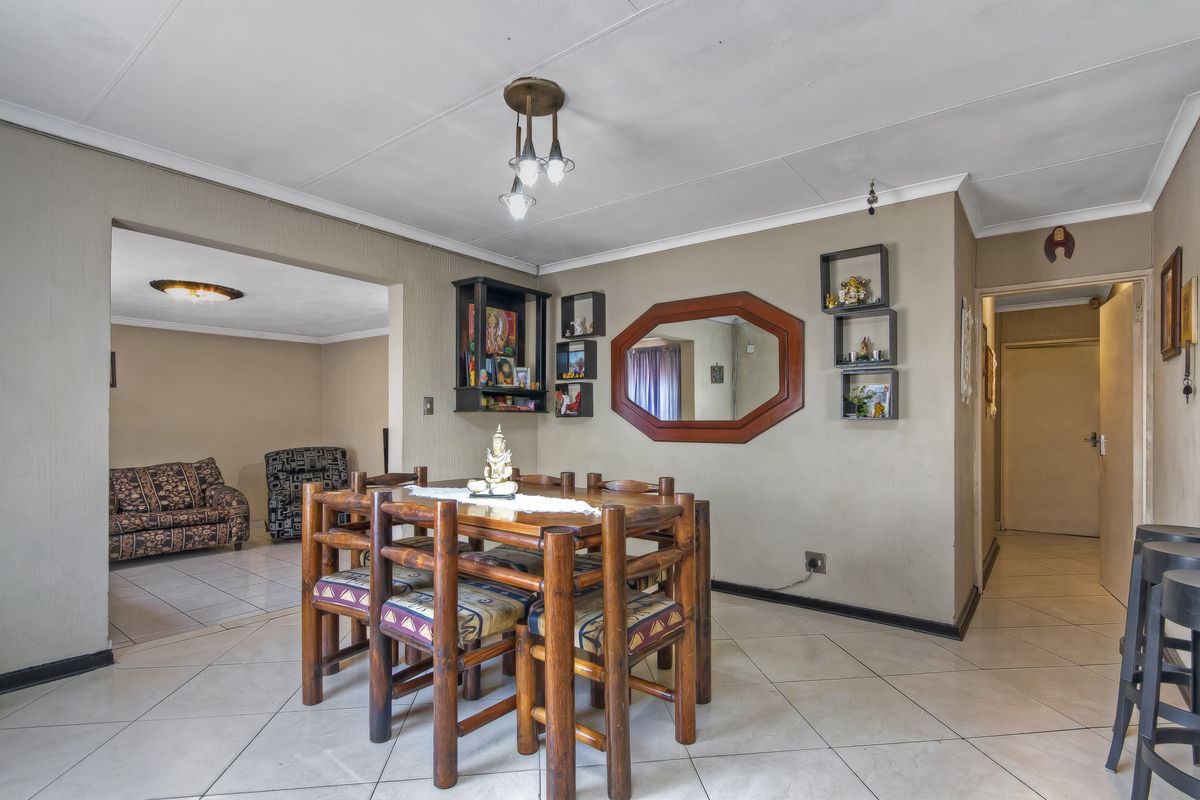 Freestanding value: Well sized stand, Single carport, move-in ready - Photo 3