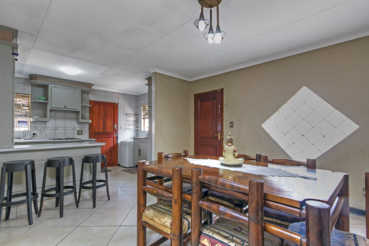 Freestanding value: Well sized stand, Single carport, move-in ready - Photo 4