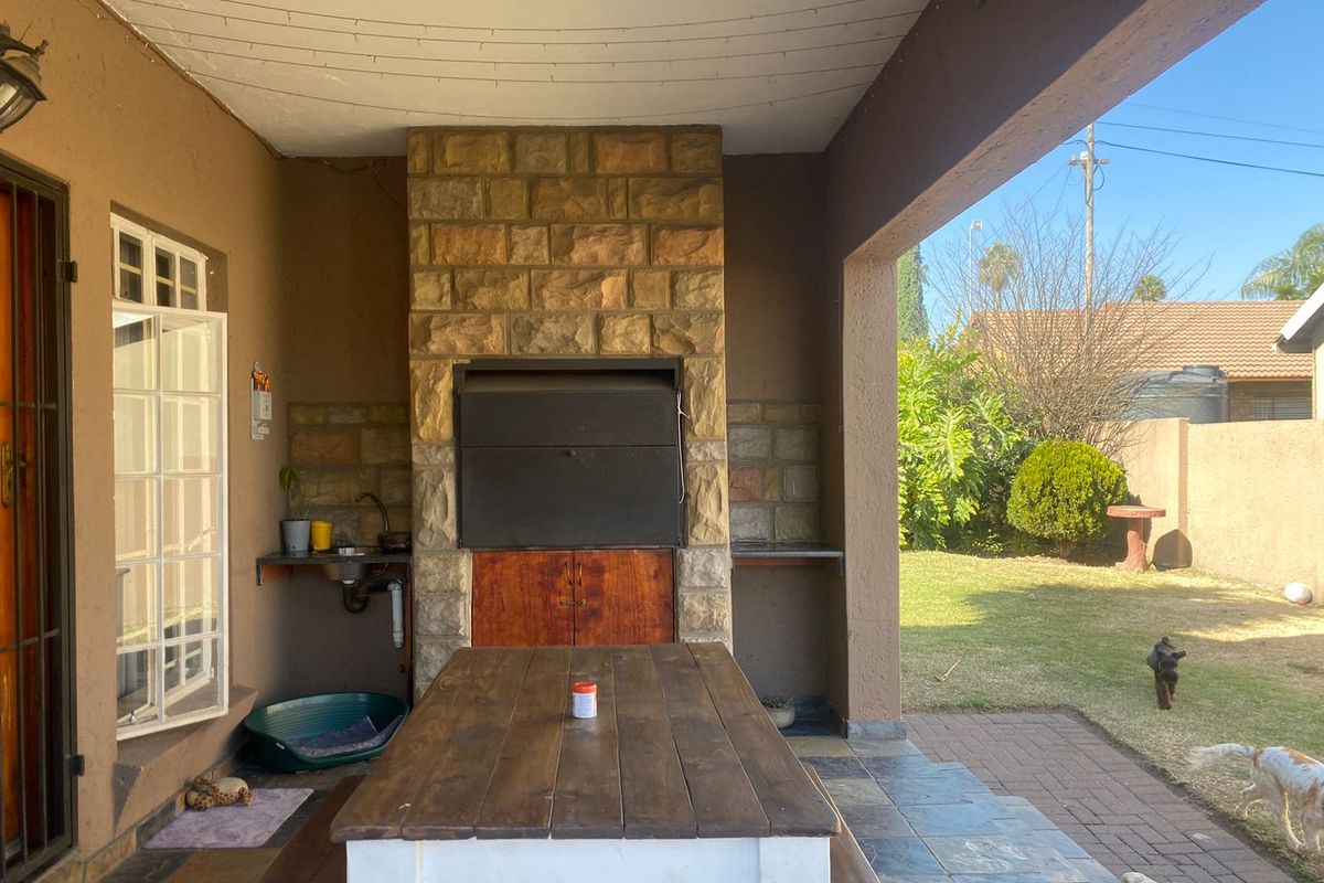 Your dream home awaits - Photo 3