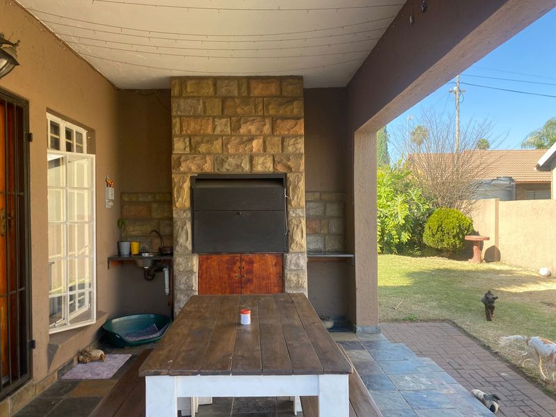 Your dream home awaits - Photo 3