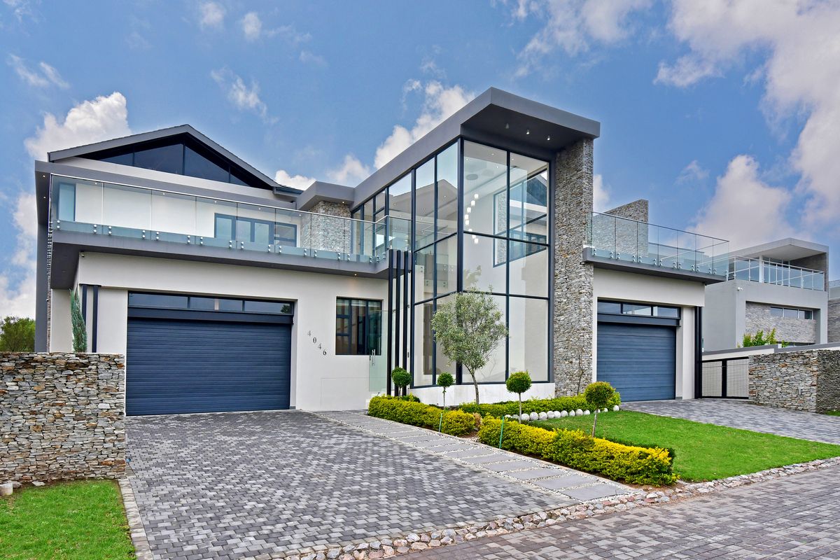Magnificent 7 Ensuite Bedroom Mansion with Breathtaking Views – Waterfall Estate - Photo 2