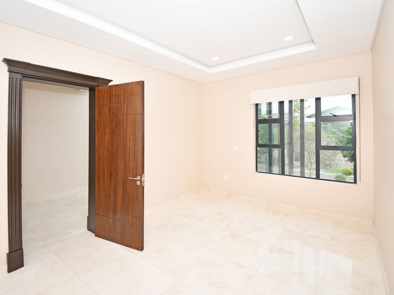 Magnificent 7 Ensuite Bedroom Mansion with Breathtaking Views – Waterfall Estate - Photo 5