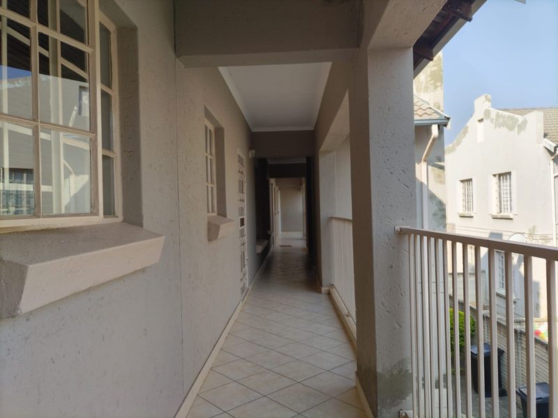 🌟 Stylish & Secure 2-Bedroom Apartment in Waterfall East - Photo 3