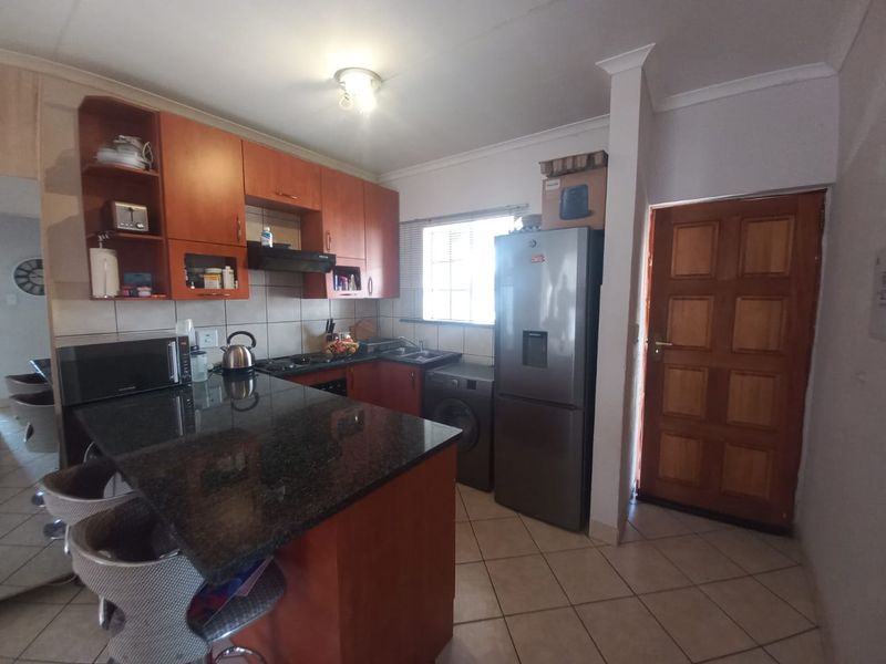 🌟 Stylish & Secure 2-Bedroom Apartment in Waterfall East - Photo 4