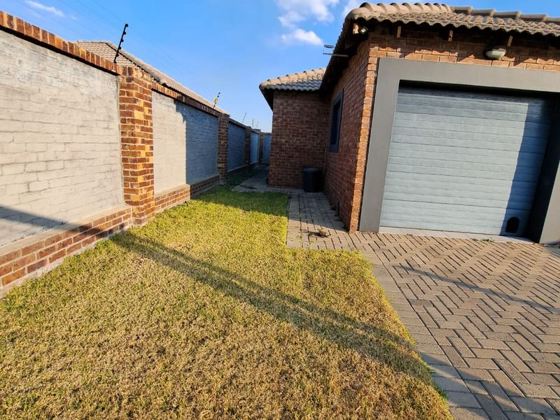 Modern Comfort Meets Convenience – 2 Bed, 2 Bath Gem for Sale - Photo 3