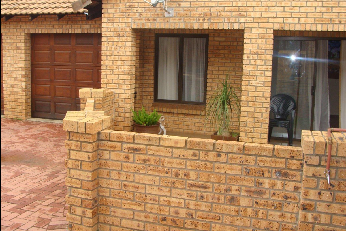 Charming 2-bedroom house for sale in Koster; perfect for cozy living or investment opportunity! - Photo 3