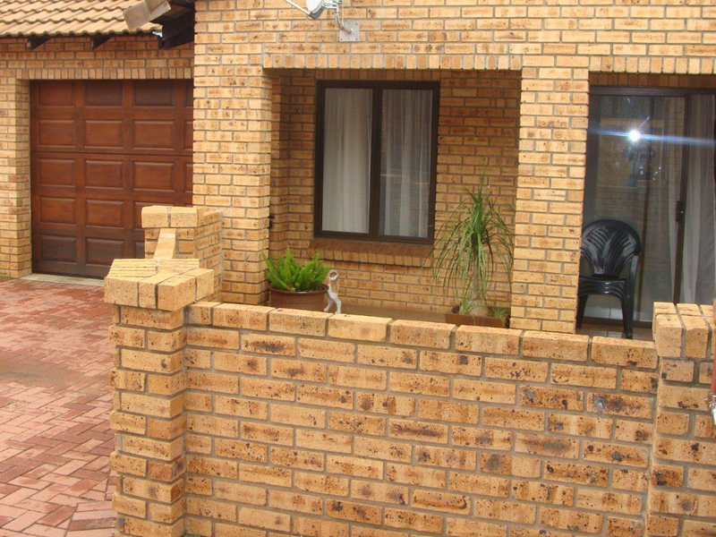 Charming 2-bedroom house for sale in Koster; perfect for cozy living or investment opportunity! - Photo 3