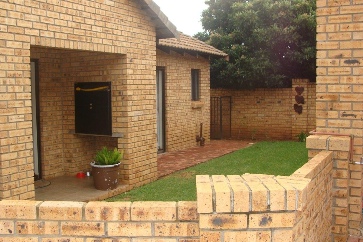 Charming 2-bedroom house for sale in Koster; perfect for cozy living or investment opportunity! - Photo 5