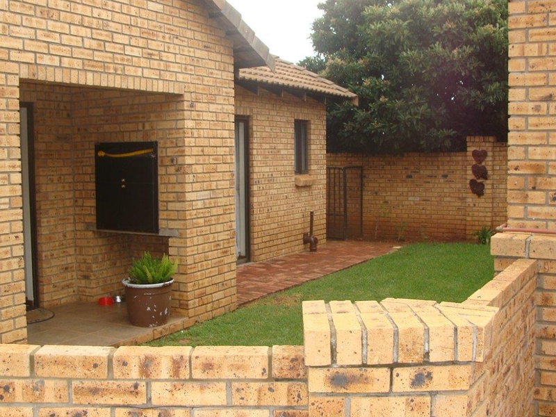 Charming 2-bedroom house for sale in Koster; perfect for cozy living or investment opportunity! - Photo 5