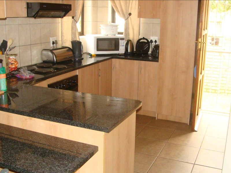 Charming 2-bedroom house for sale in Koster; perfect for cozy living or investment opportunity! - Photo 8