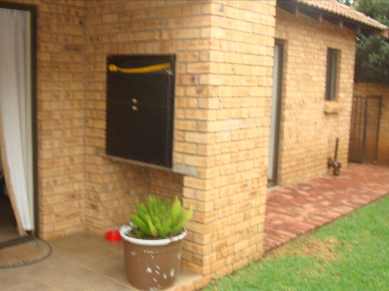 Charming 2-bedroom house for sale in Koster; perfect for cozy living or investment opportunity! - Photo 6