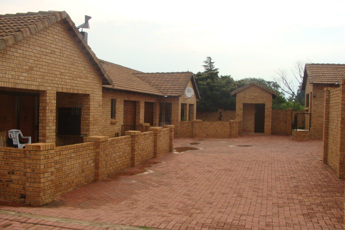 Charming 2-bedroom house for sale in Koster; perfect for cozy living or investment opportunity! - Photo 2