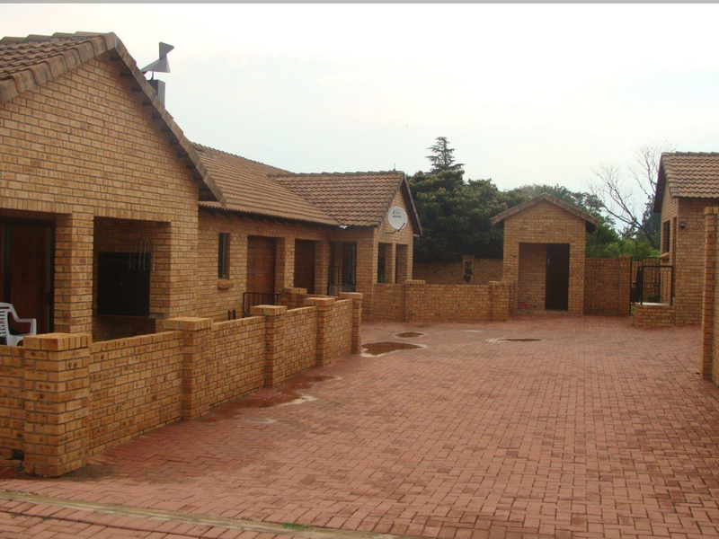 Charming 2-bedroom house for sale in Koster; perfect for cozy living or investment opportunity! - Photo 2