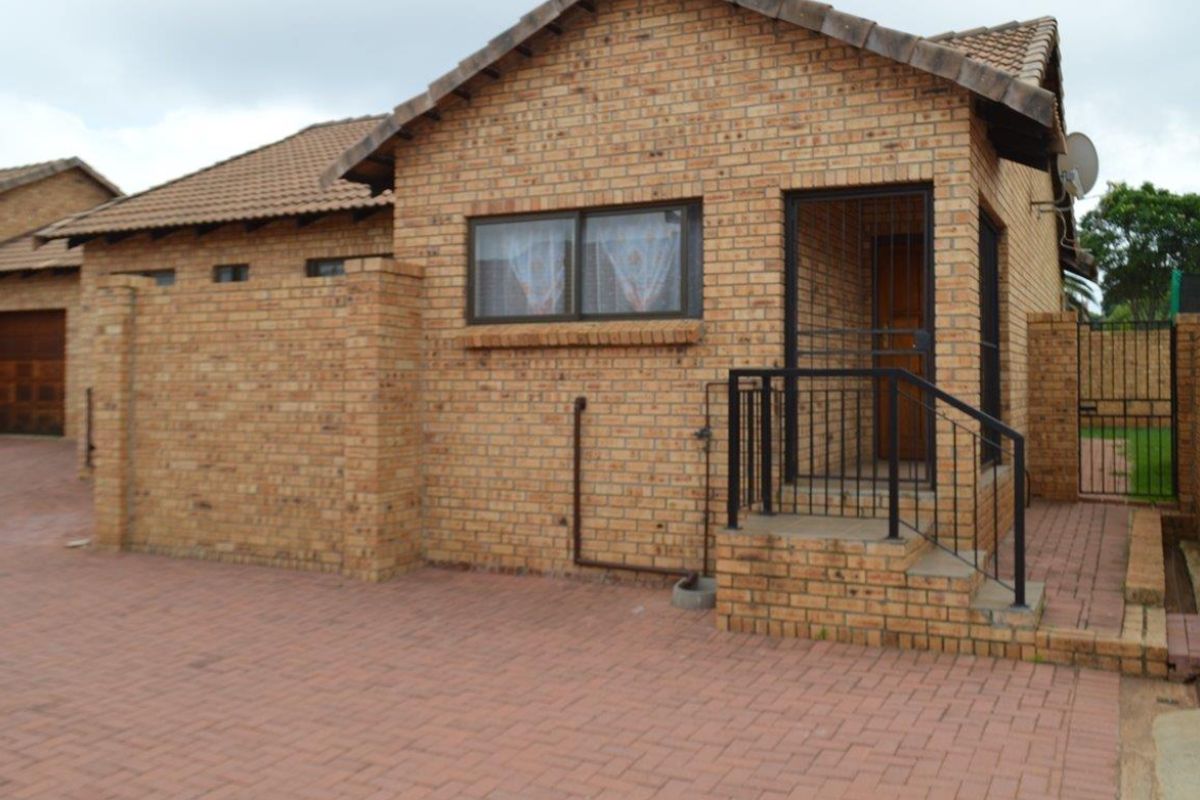 Charming 2-bedroom house for sale in Koster; perfect for cozy living or investment opportunity! - Photo 4