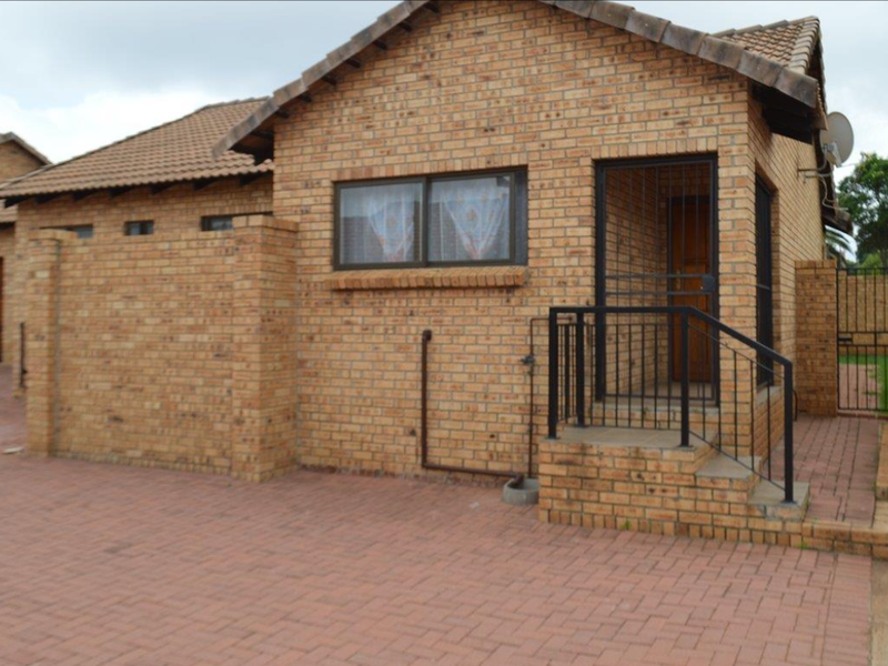 Charming 2-bedroom house for sale in Koster; perfect for cozy living or investment opportunity! - Photo 4