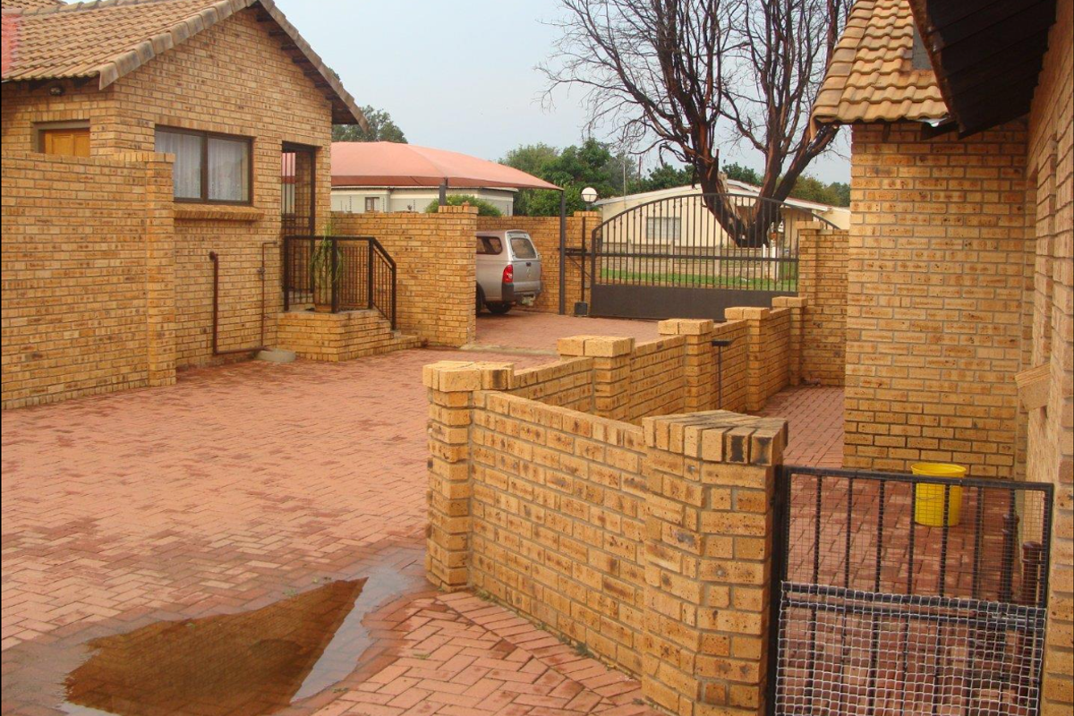 KosteCharming 2-bedroom house - perfect for cozy living or investment opportunity! - Photo 3
