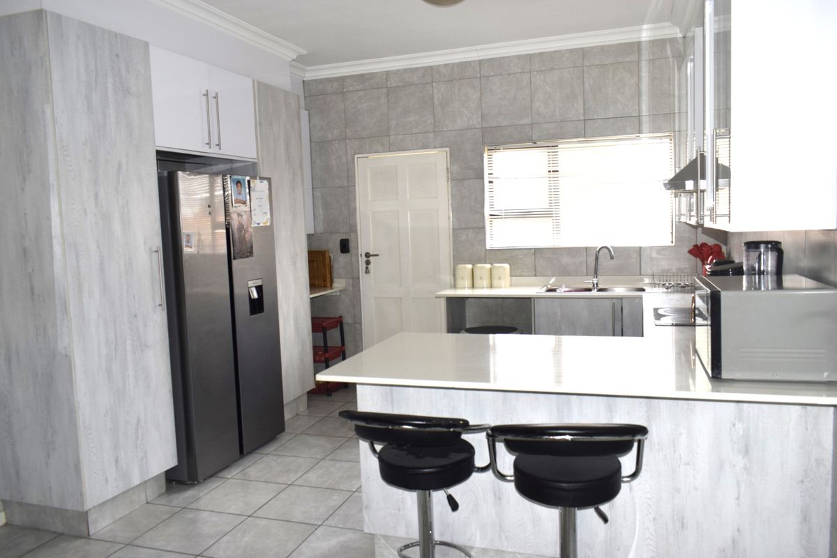 Modern 3 bedroom property for sale in Helderwyk. - Photo 4