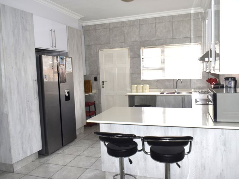 Modern 3 bedroom property for sale in Helderwyk. - Photo 4