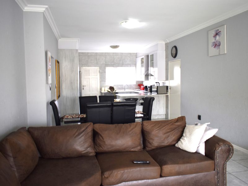 Modern 3 bedroom property for sale in Helderwyk. - Photo 8