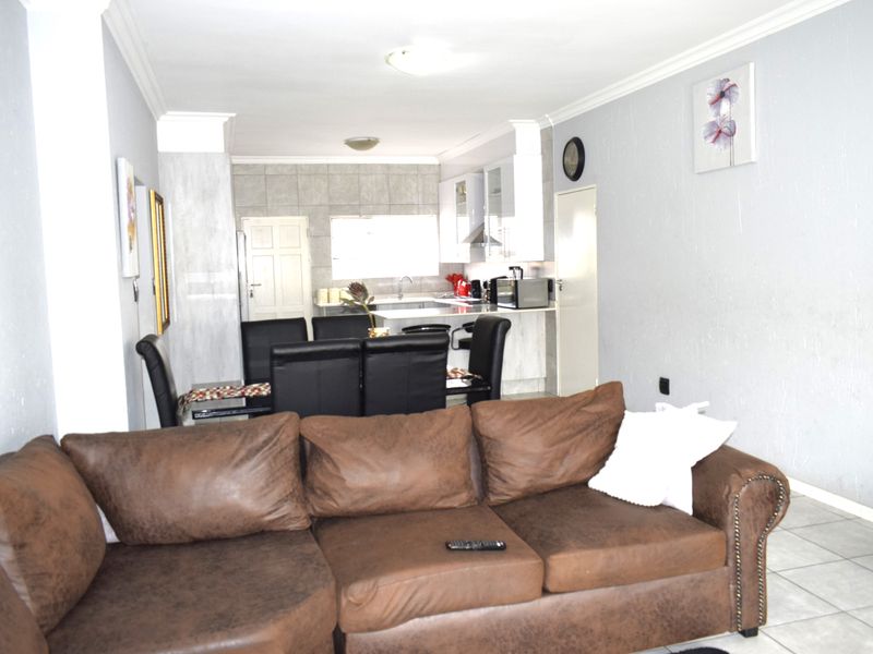 Modern 3 bedroom property for sale in Helderwyk. - Photo 9