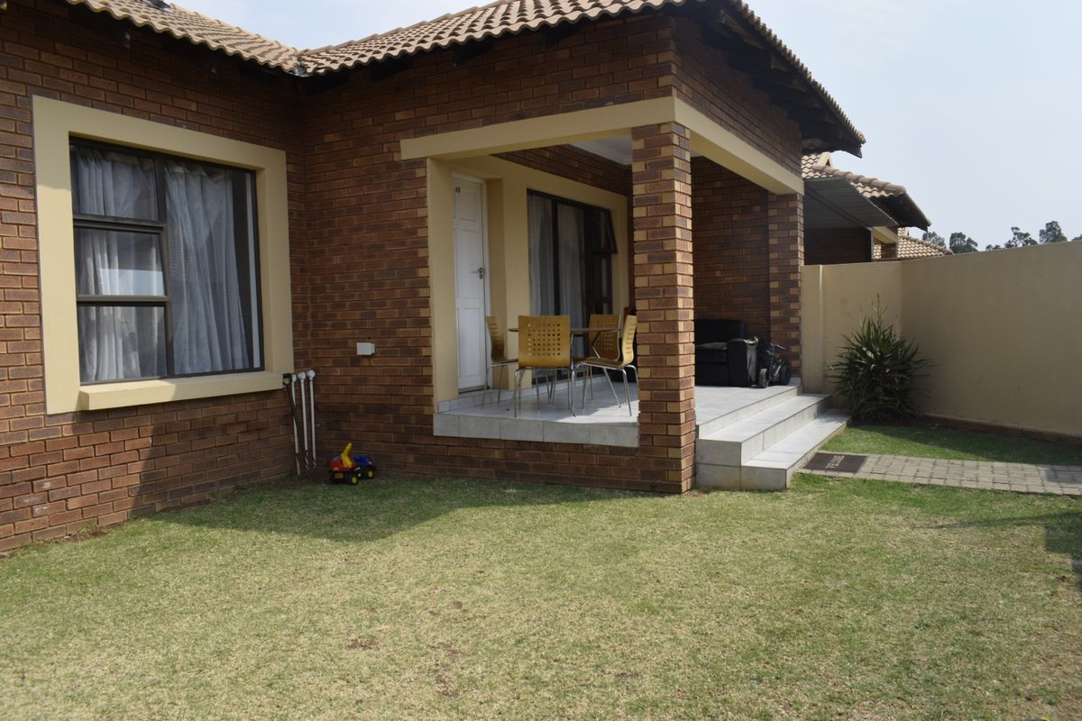 Modern 3 bedroom property for sale in Helderwyk. - Photo 2