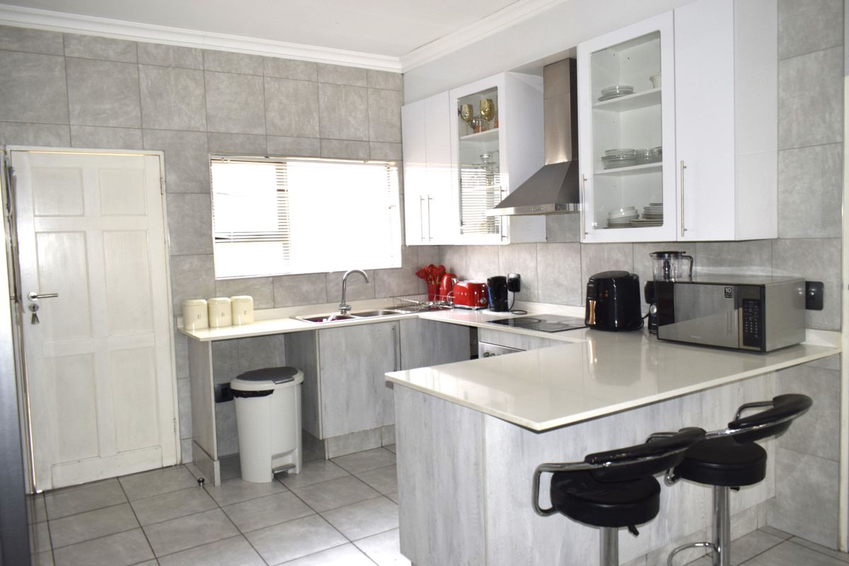Modern 3 bedroom property for sale in Helderwyk. - Photo 3