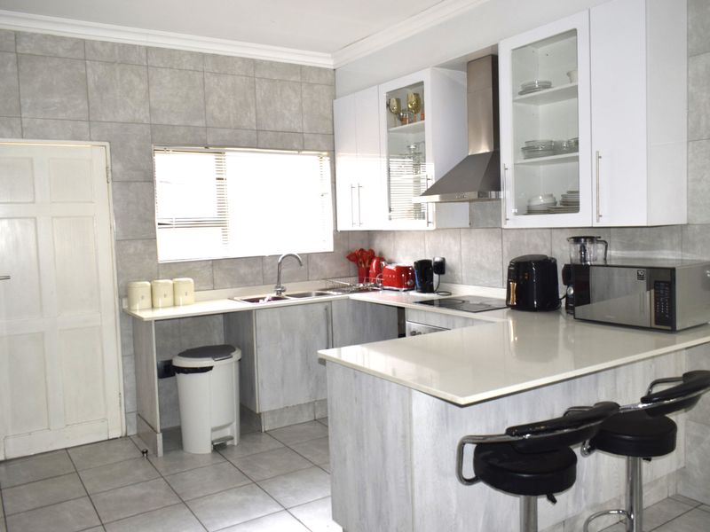 Modern 3 bedroom property for sale in Helderwyk. - Photo 3