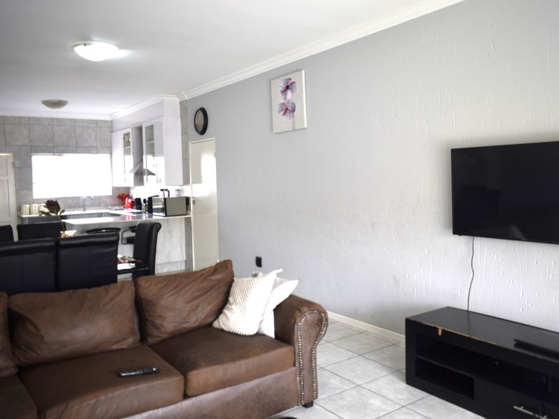 Modern 3 bedroom property for sale in Helderwyk. - Photo 10