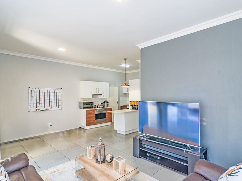 Upmarket living in The Secure Rocklands! - Photo 5