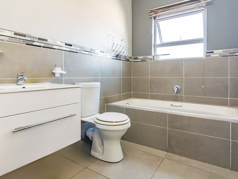 Upmarket living in The Secure Rocklands! - Photo 10