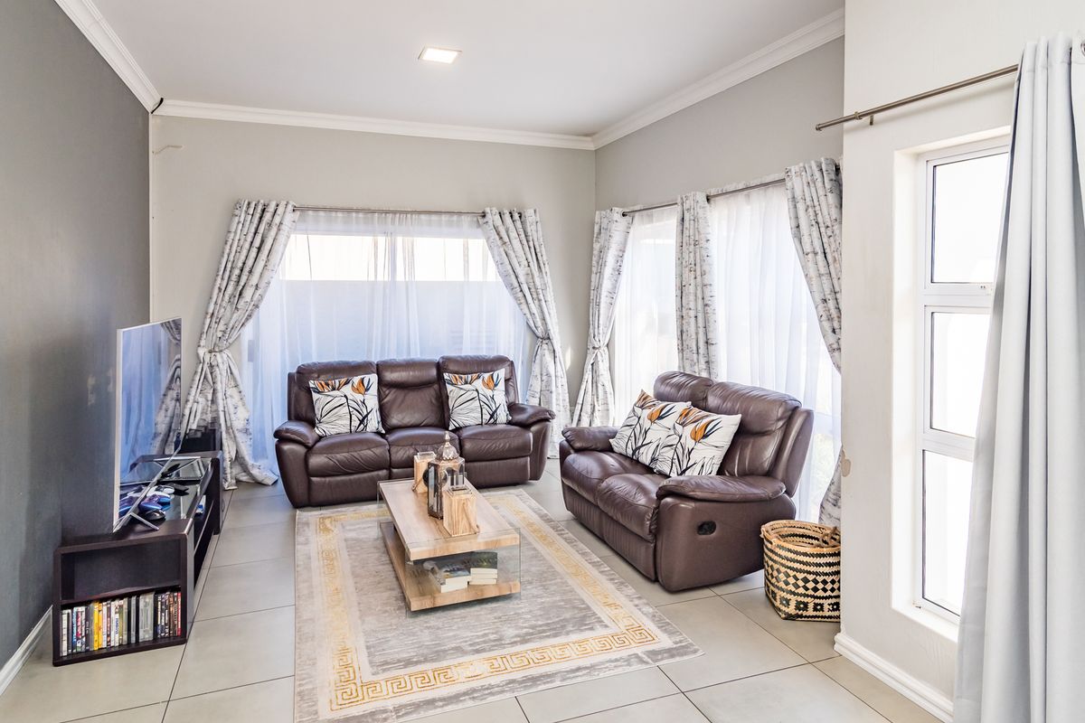 Upmarket living in The Secure Rocklands! - Photo 2