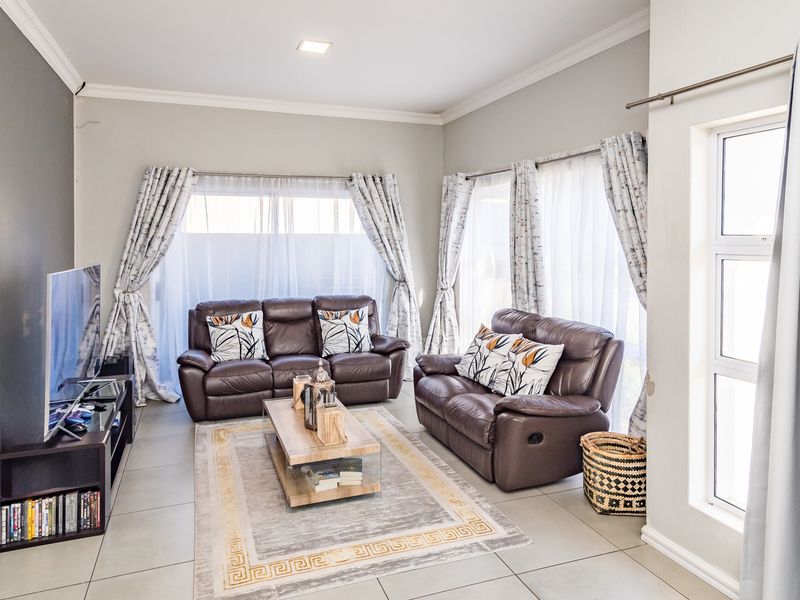 Upmarket living in The Secure Rocklands! - Photo 2