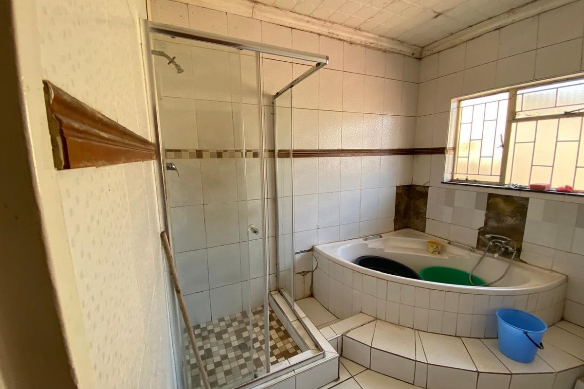 Stunning 8-bedroom house for sale in Vanderbijlpark SE 7, perfect for large families or investment! - Photo 2