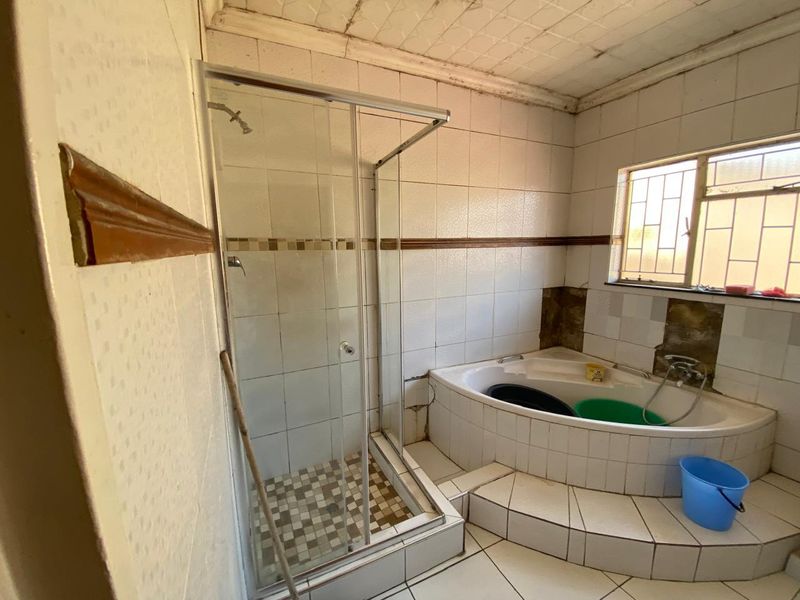 Stunning 8-bedroom house for sale in Vanderbijlpark SE 7, perfect for large families or investment! - Photo 2